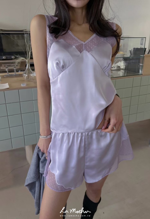V領點點蕾絲緞面背心